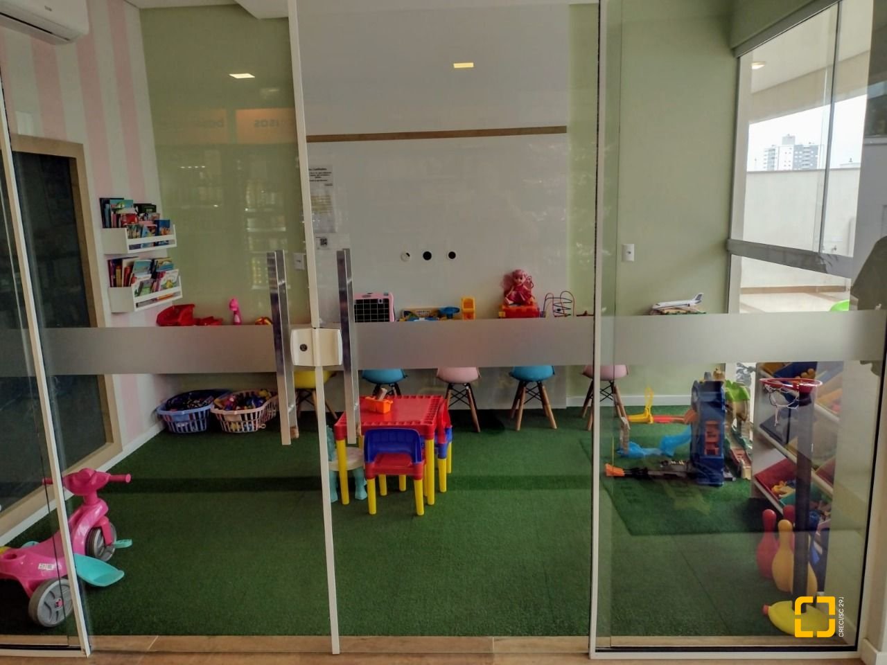 Apartamento com 93m², 3 quartos (sendo 1 suíte), 1 garagem, no bairro Barreiros em São José