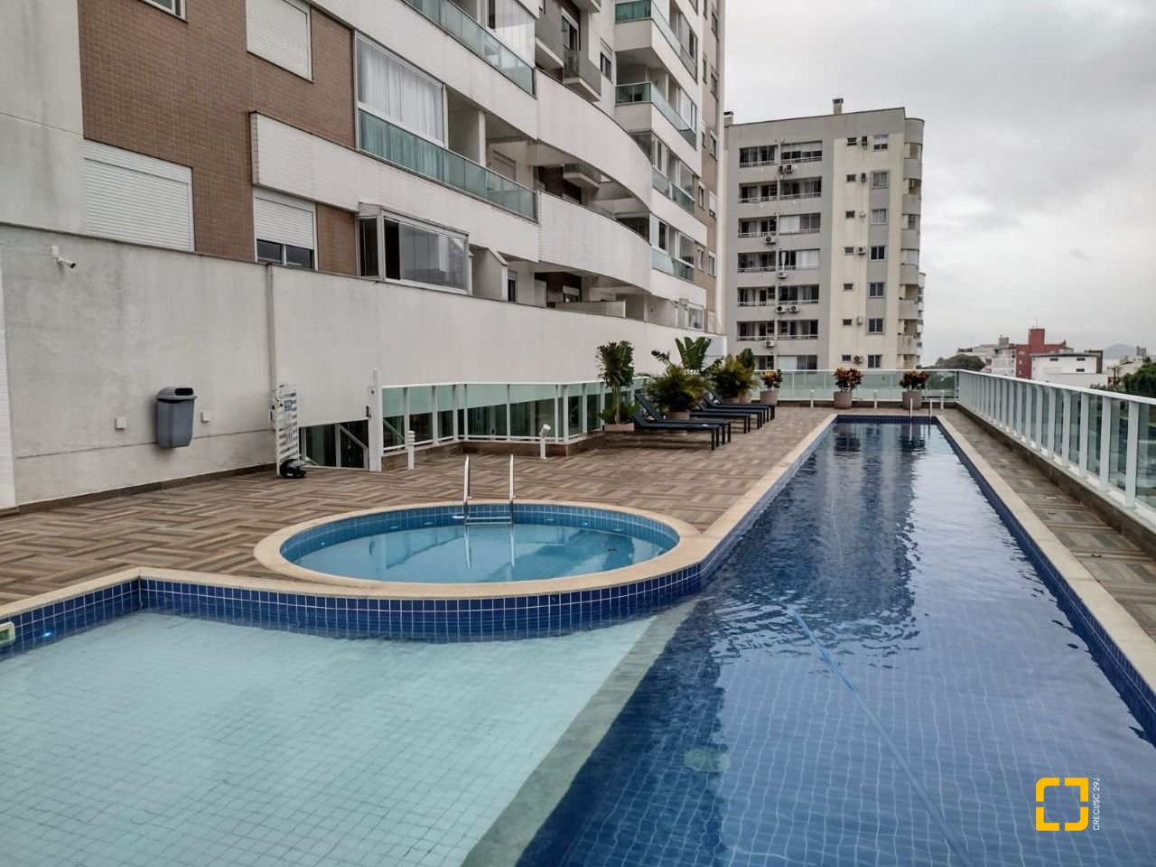 Apartamento com 93m², 3 quartos (sendo 1 suíte), 1 garagem, no bairro Barreiros em São José
