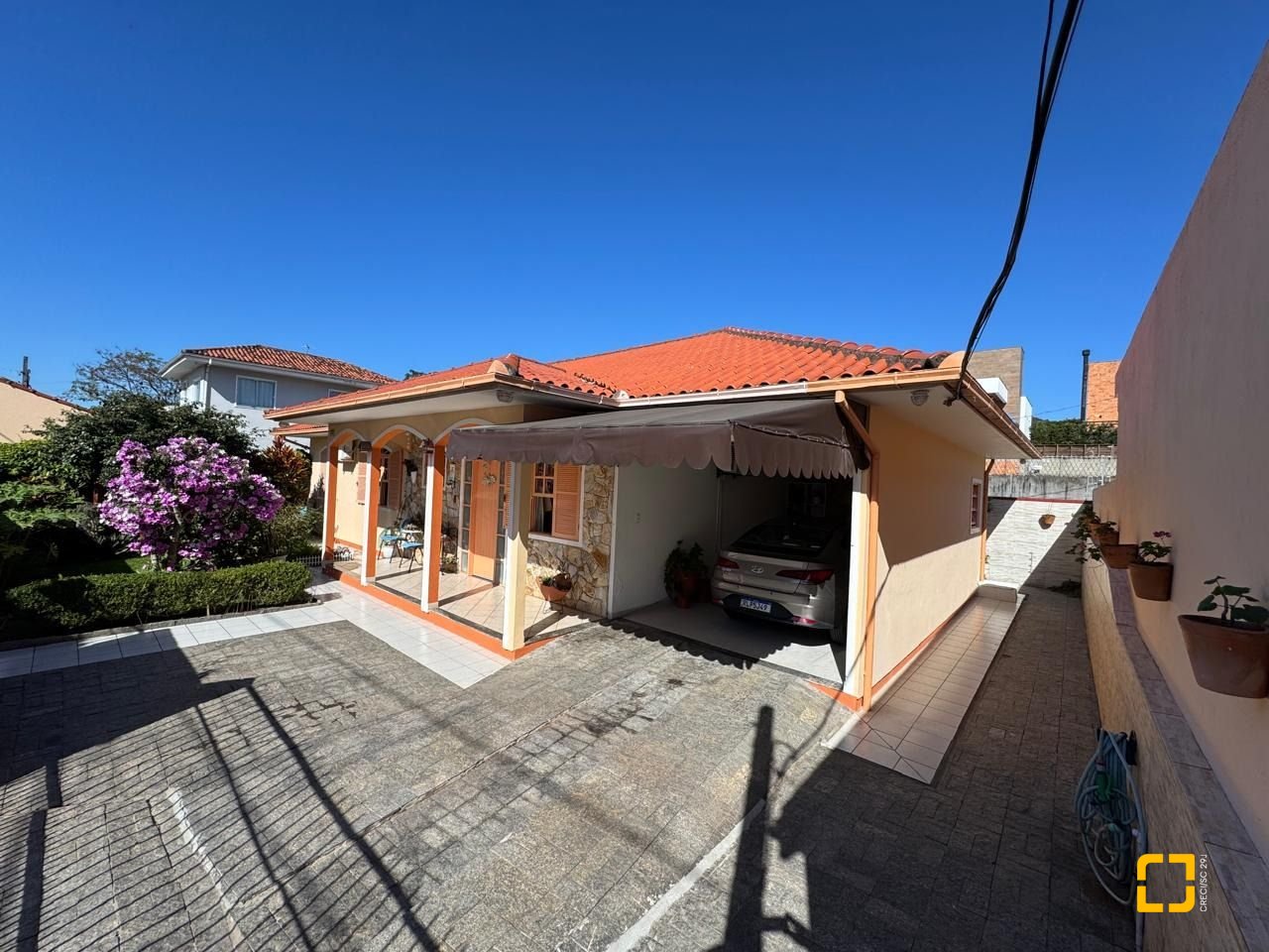 Casa com 235m², 4 quartos (sendo 1 suíte), 2 garagens, no bairro Rio Tavares em Florianópolis
