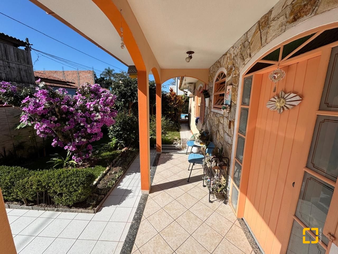 Casa com 235m², 4 quartos (sendo 1 suíte), 2 garagens, no bairro Rio Tavares em Florianópolis