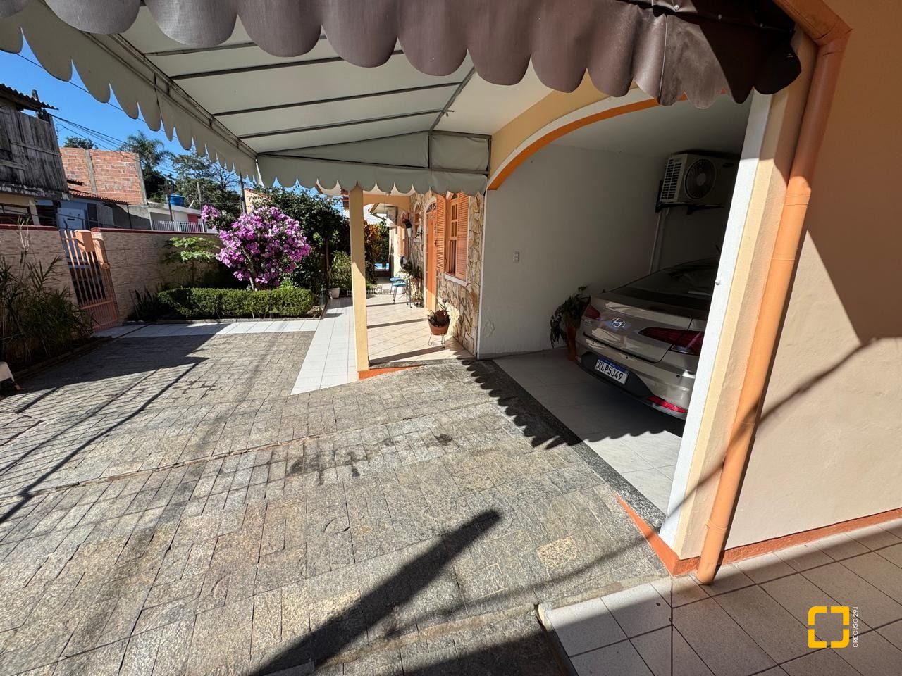 Casa com 235m², 4 quartos (sendo 1 suíte), 2 garagens, no bairro Rio Tavares em Florianópolis