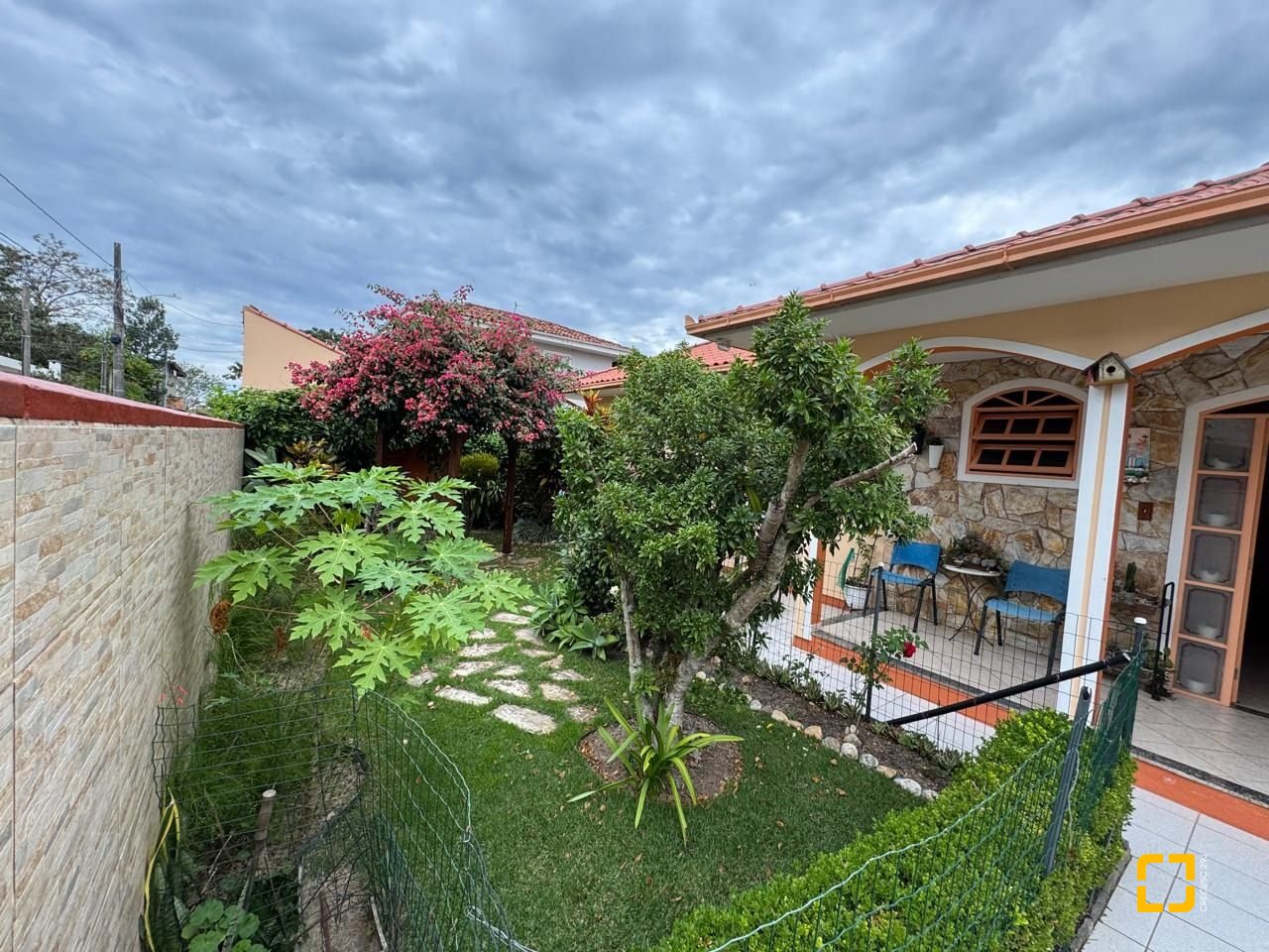 Casa com 235m², 4 quartos (sendo 1 suíte), 2 garagens, no bairro Rio Tavares em Florianópolis
