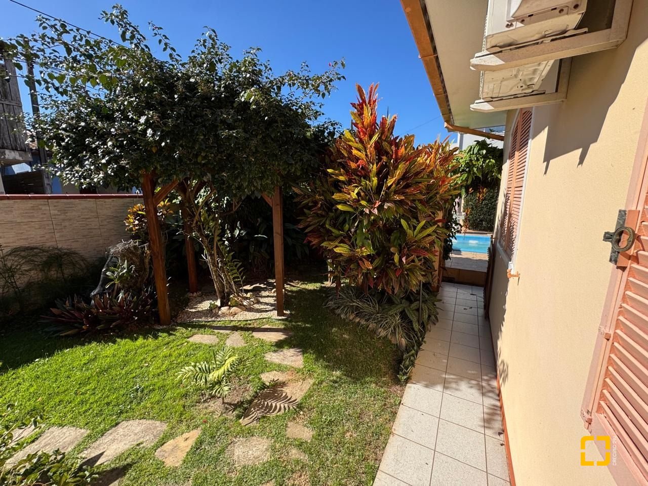 Casa com 235m², 4 quartos (sendo 1 suíte), 2 garagens, no bairro Rio Tavares em Florianópolis