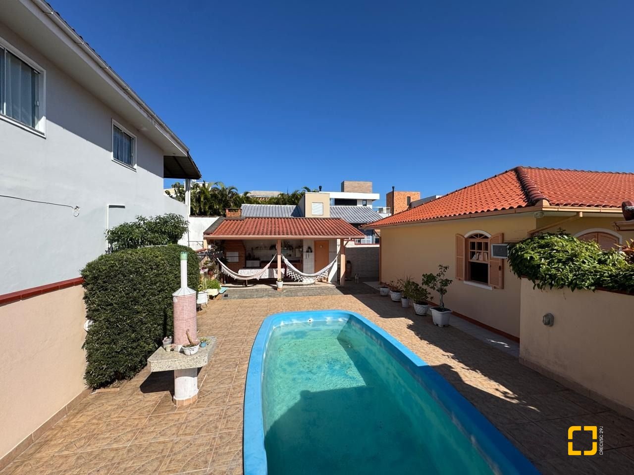 Casa com 235m², 4 quartos (sendo 1 suíte), 2 garagens, no bairro Rio Tavares em Florianópolis