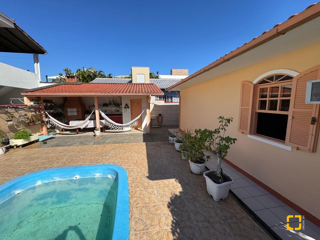 Casa com 235m², 4 quartos (sendo 1 suíte), 2 garagens, no bairro Rio Tavares em Florianópolis
