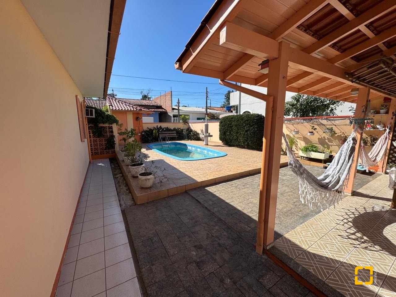 Casa com 235m², 4 quartos (sendo 1 suíte), 2 garagens, no bairro Rio Tavares em Florianópolis