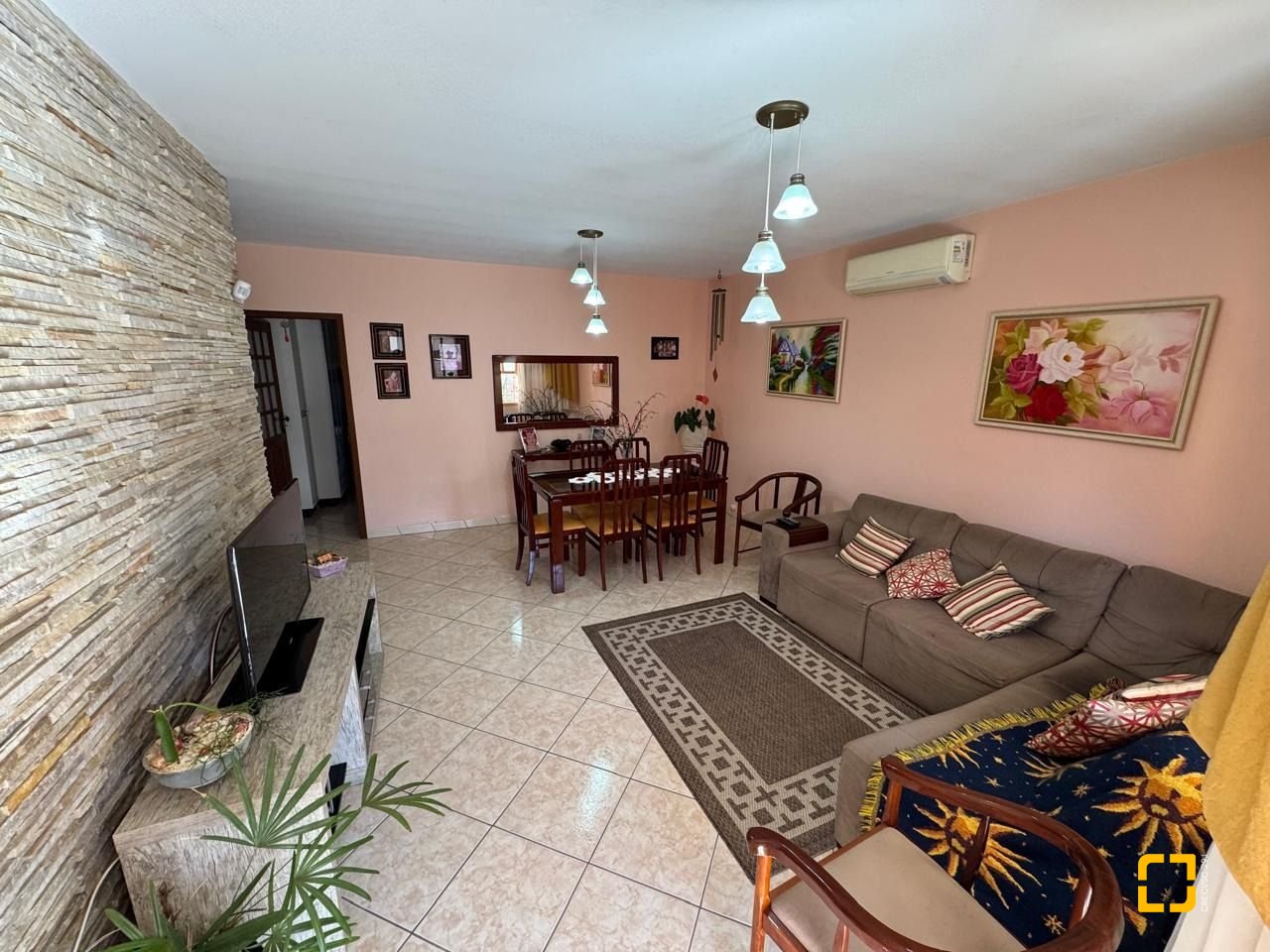 Casa com 235m², 4 quartos (sendo 1 suíte), 2 garagens, no bairro Rio Tavares em Florianópolis
