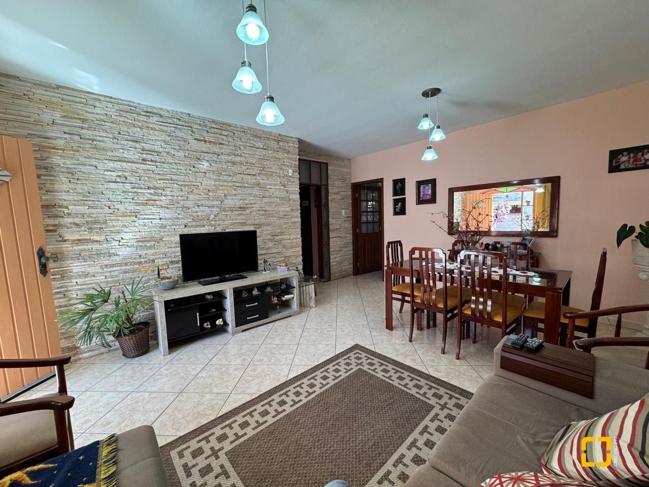 Casa com 235m², 4 quartos (sendo 1 suíte), 2 garagens, no bairro Rio Tavares em Florianópolis