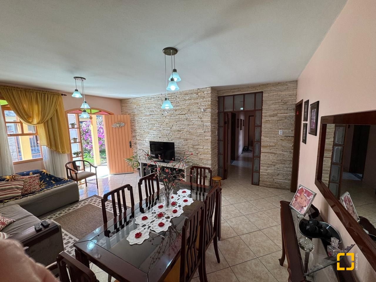 Casa com 235m², 4 quartos (sendo 1 suíte), 2 garagens, no bairro Rio Tavares em Florianópolis