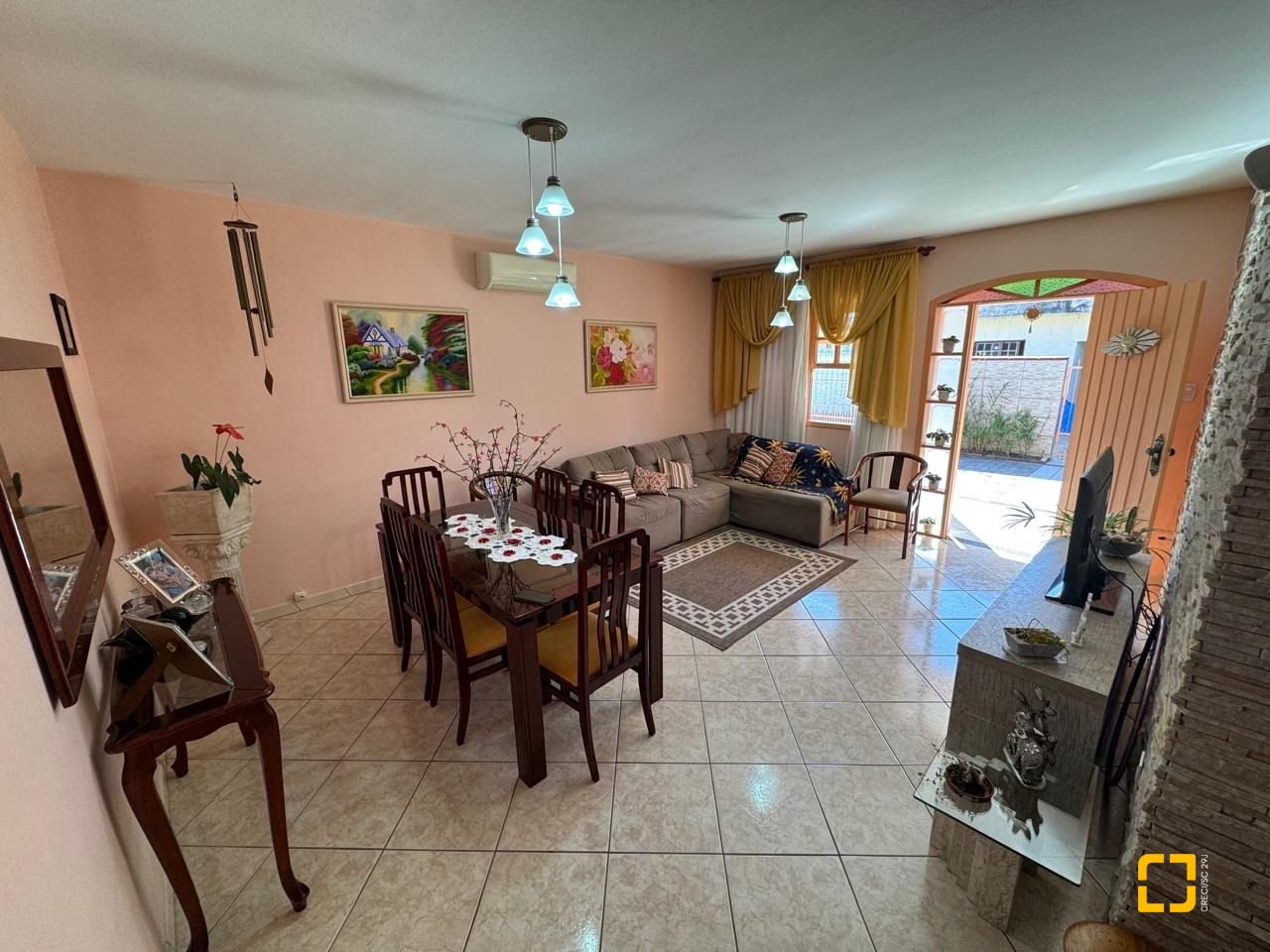 Casa com 235m², 4 quartos (sendo 1 suíte), 2 garagens, no bairro Rio Tavares em Florianópolis
