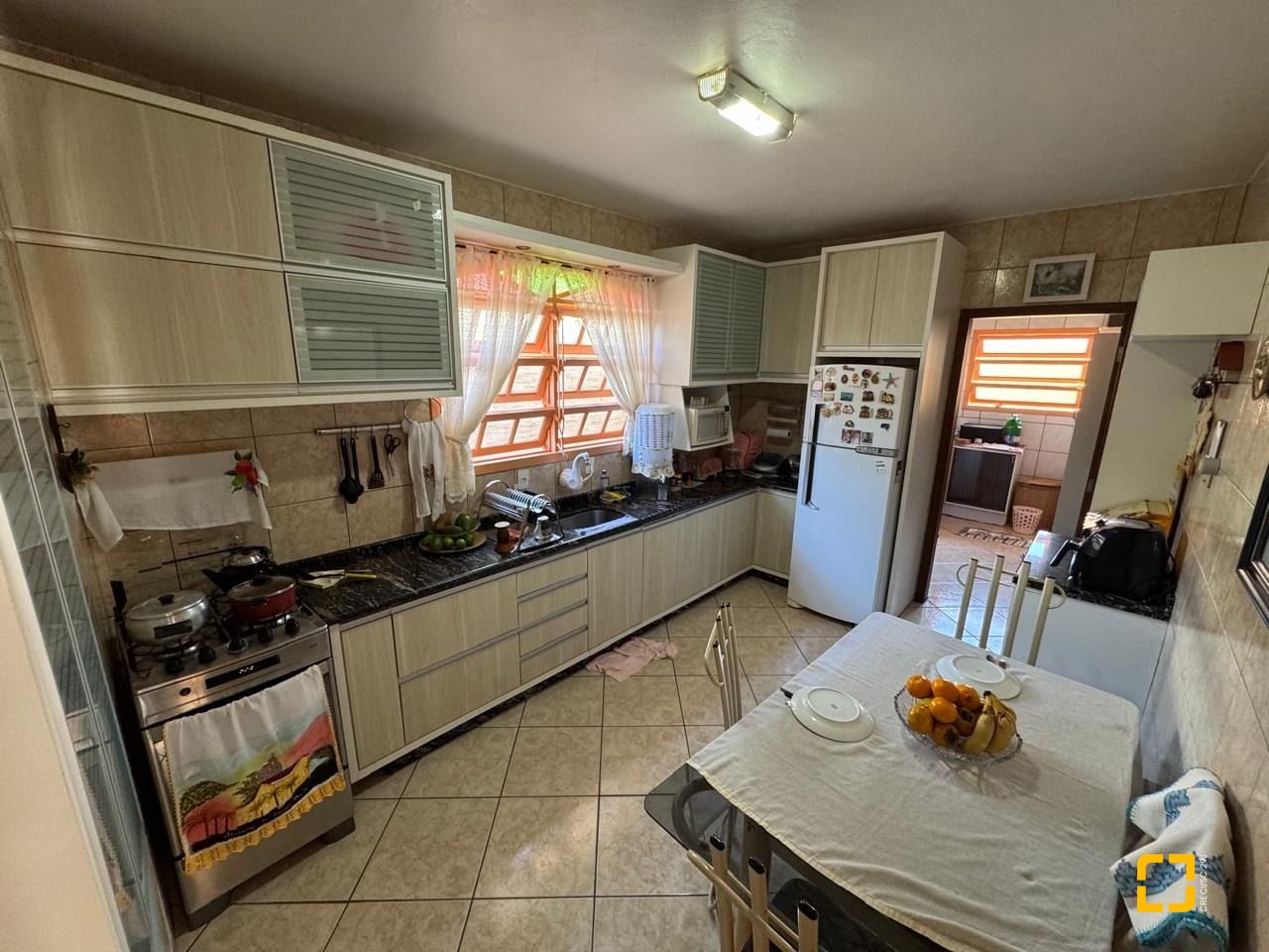 Casa com 235m², 4 quartos (sendo 1 suíte), 2 garagens, no bairro Rio Tavares em Florianópolis