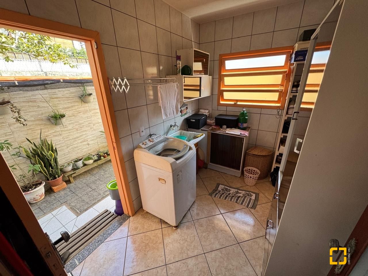 Casa com 235m², 4 quartos (sendo 1 suíte), 2 garagens, no bairro Rio Tavares em Florianópolis