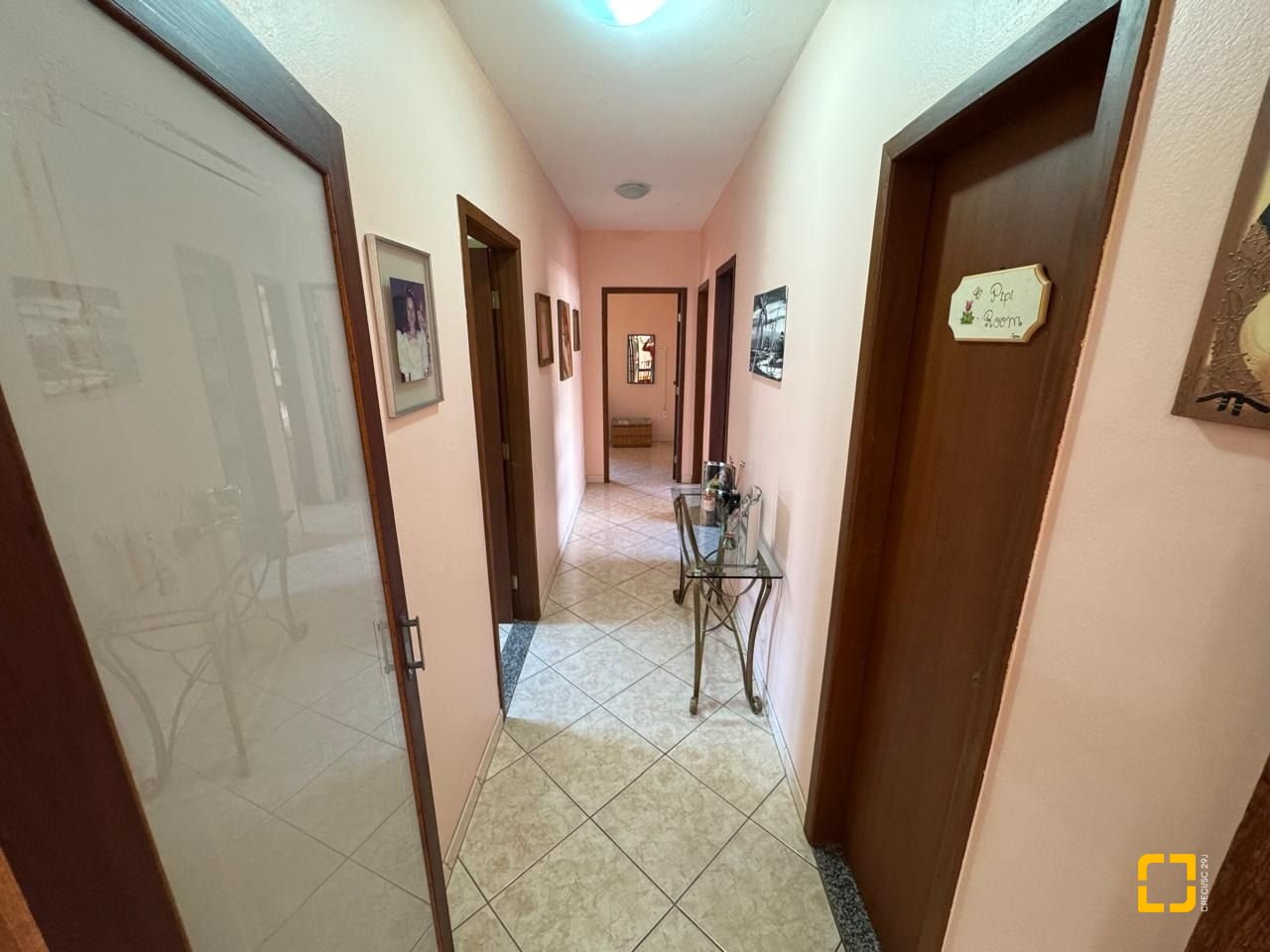Casa com 235m², 4 quartos (sendo 1 suíte), 2 garagens, no bairro Rio Tavares em Florianópolis