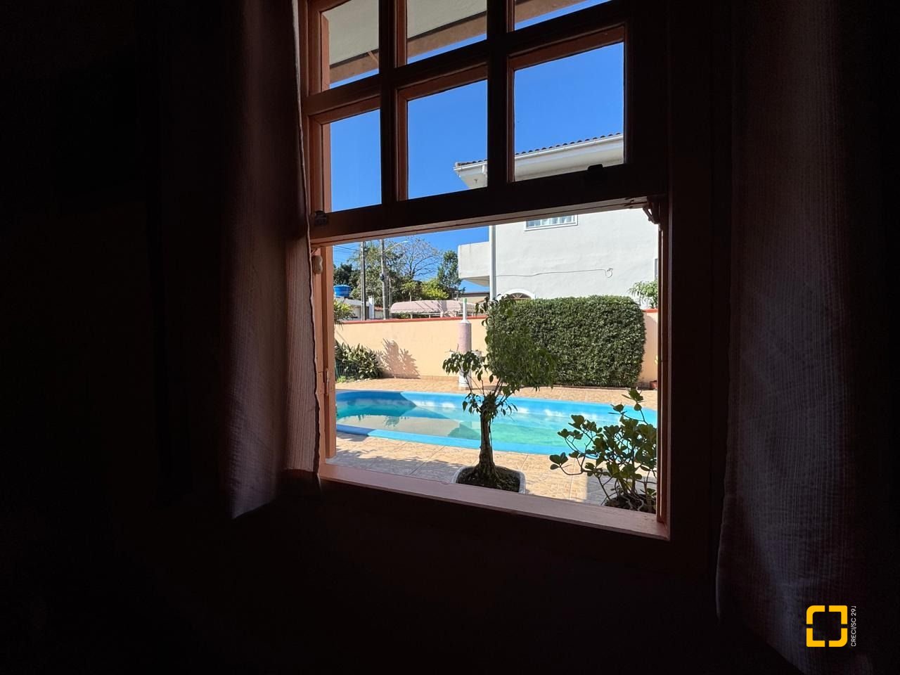 Casa com 235m², 4 quartos (sendo 1 suíte), 2 garagens, no bairro Rio Tavares em Florianópolis