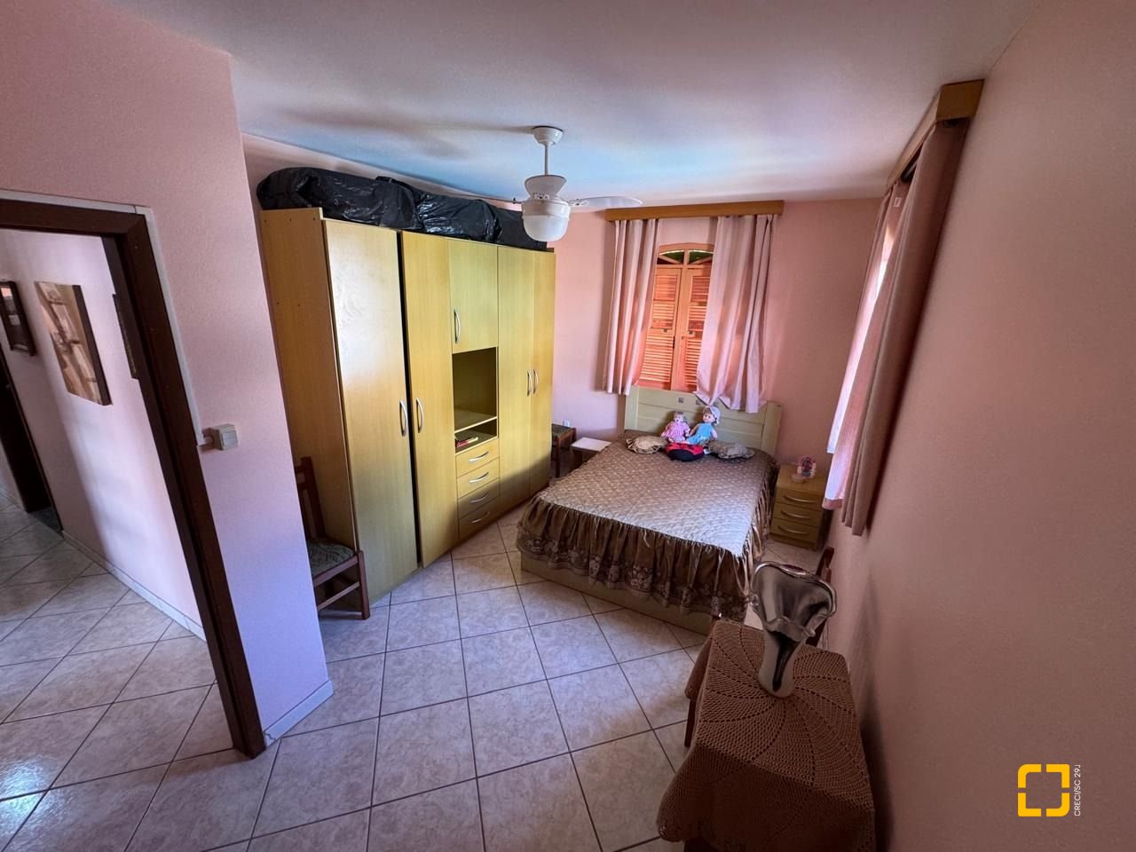 Casa com 235m², 4 quartos (sendo 1 suíte), 2 garagens, no bairro Rio Tavares em Florianópolis