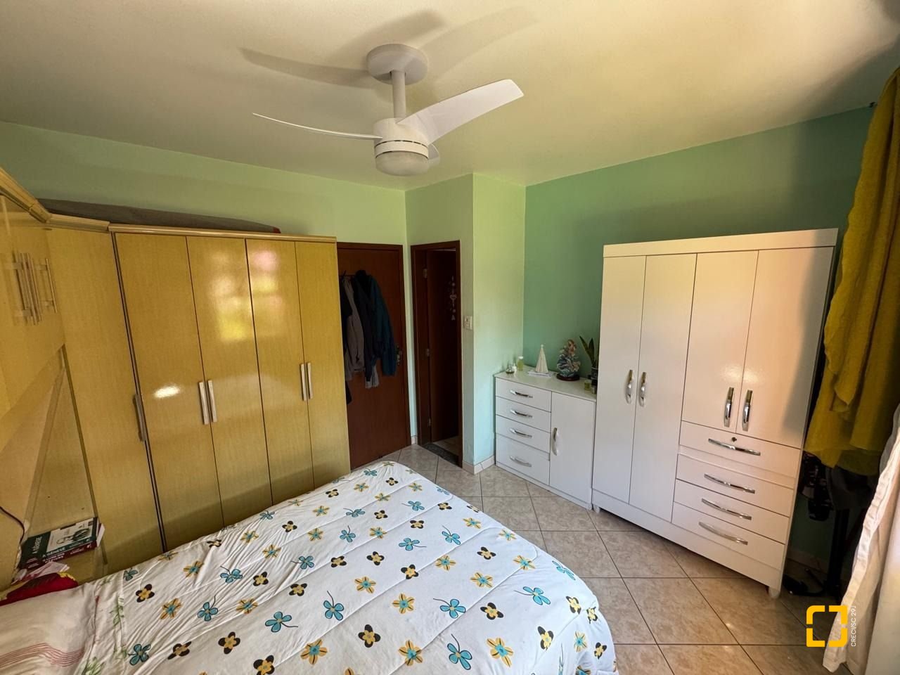 Casa com 235m², 4 quartos (sendo 1 suíte), 2 garagens, no bairro Rio Tavares em Florianópolis