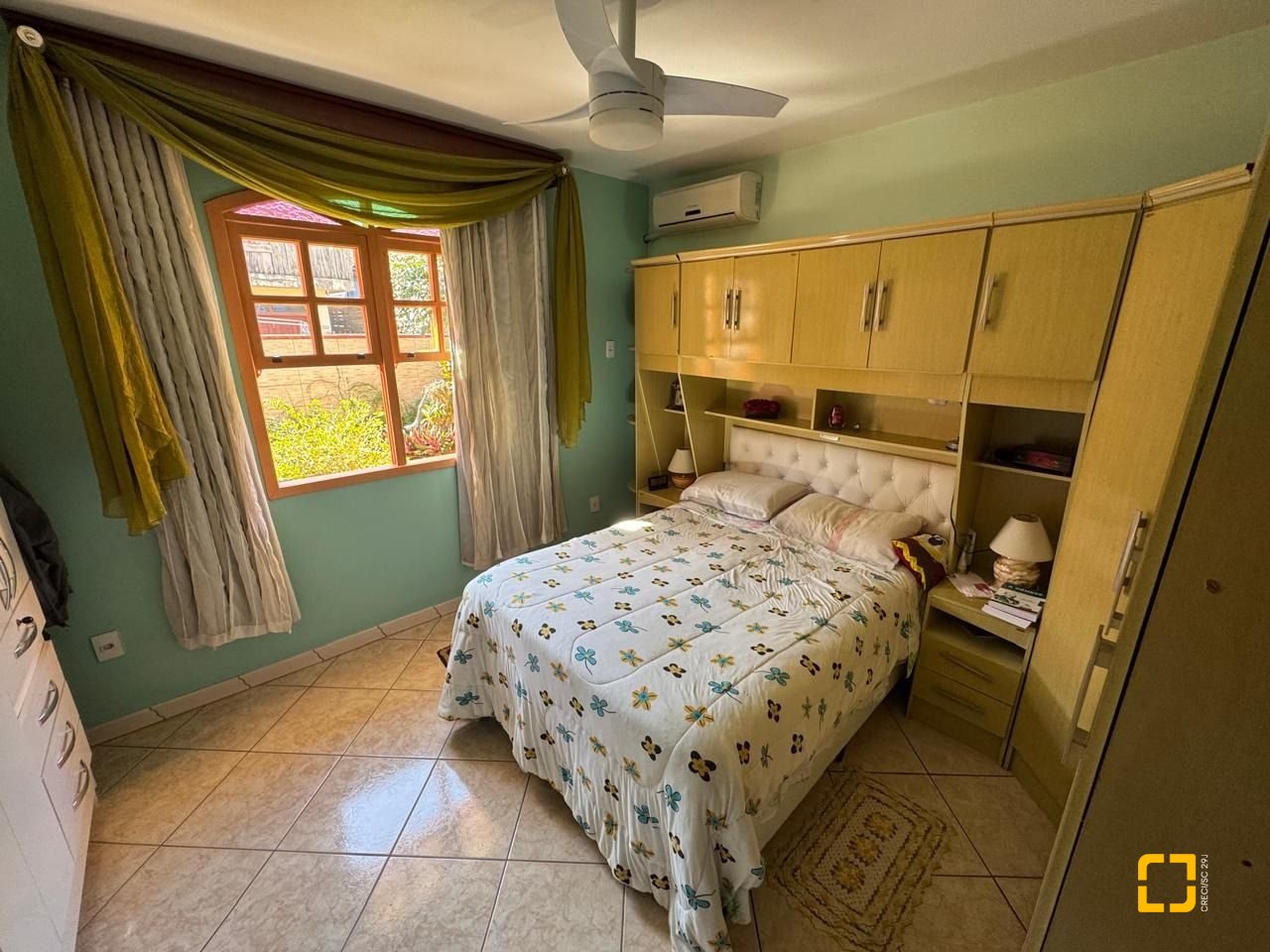 Casa com 235m², 4 quartos (sendo 1 suíte), 2 garagens, no bairro Rio Tavares em Florianópolis