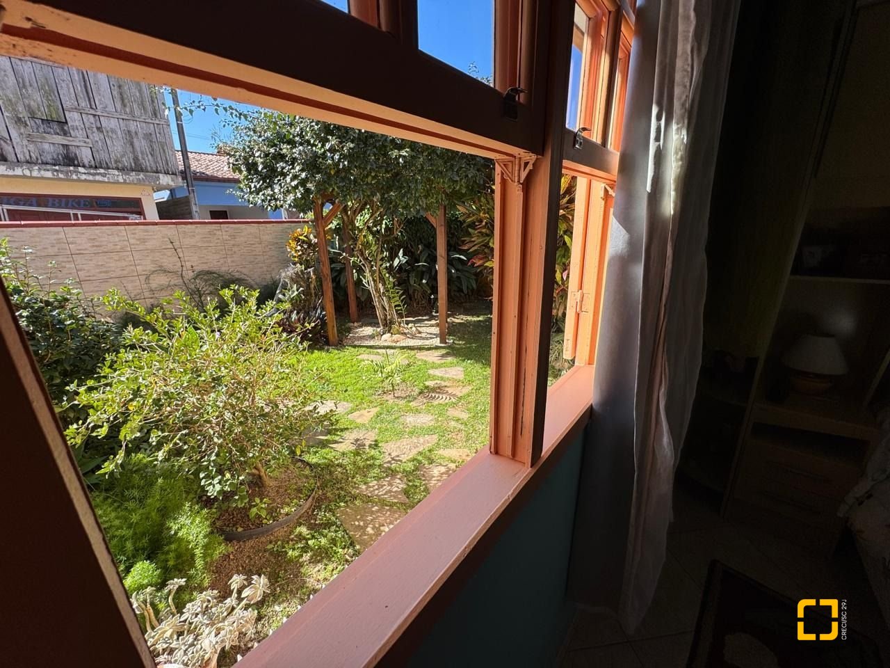 Casa com 235m², 4 quartos (sendo 1 suíte), 2 garagens, no bairro Rio Tavares em Florianópolis