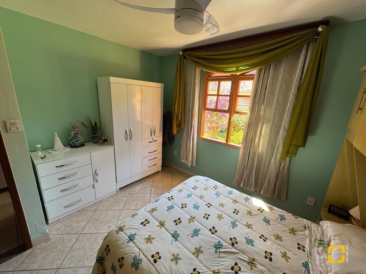 Casa com 235m², 4 quartos (sendo 1 suíte), 2 garagens, no bairro Rio Tavares em Florianópolis