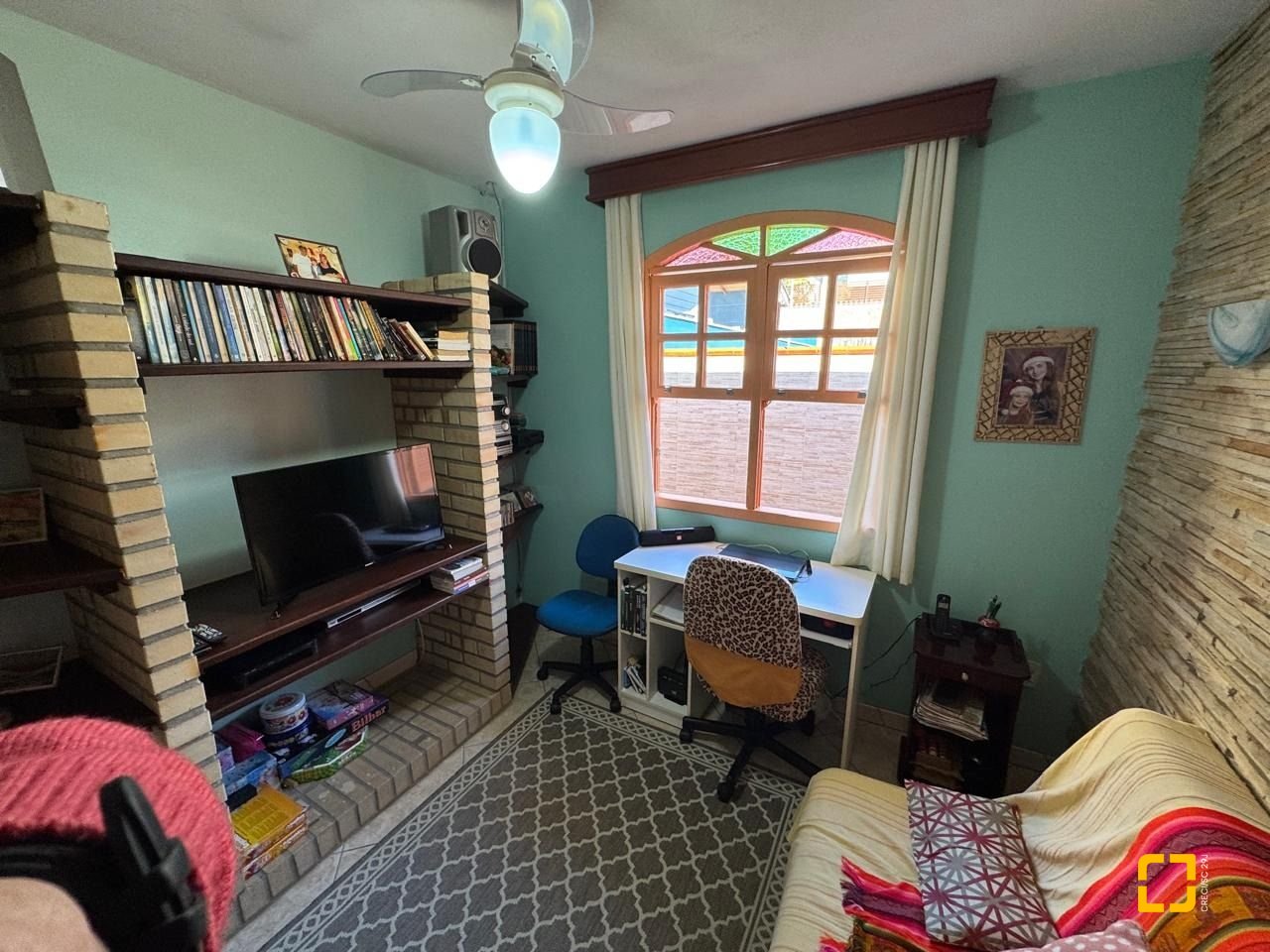 Casa com 235m², 4 quartos (sendo 1 suíte), 2 garagens, no bairro Rio Tavares em Florianópolis