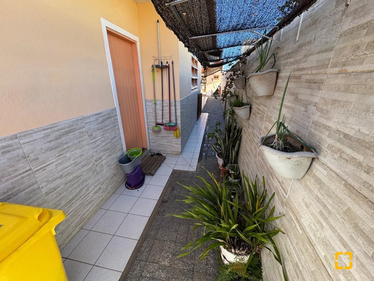 Casa com 235m², 4 quartos (sendo 1 suíte), 2 garagens, no bairro Rio Tavares em Florianópolis