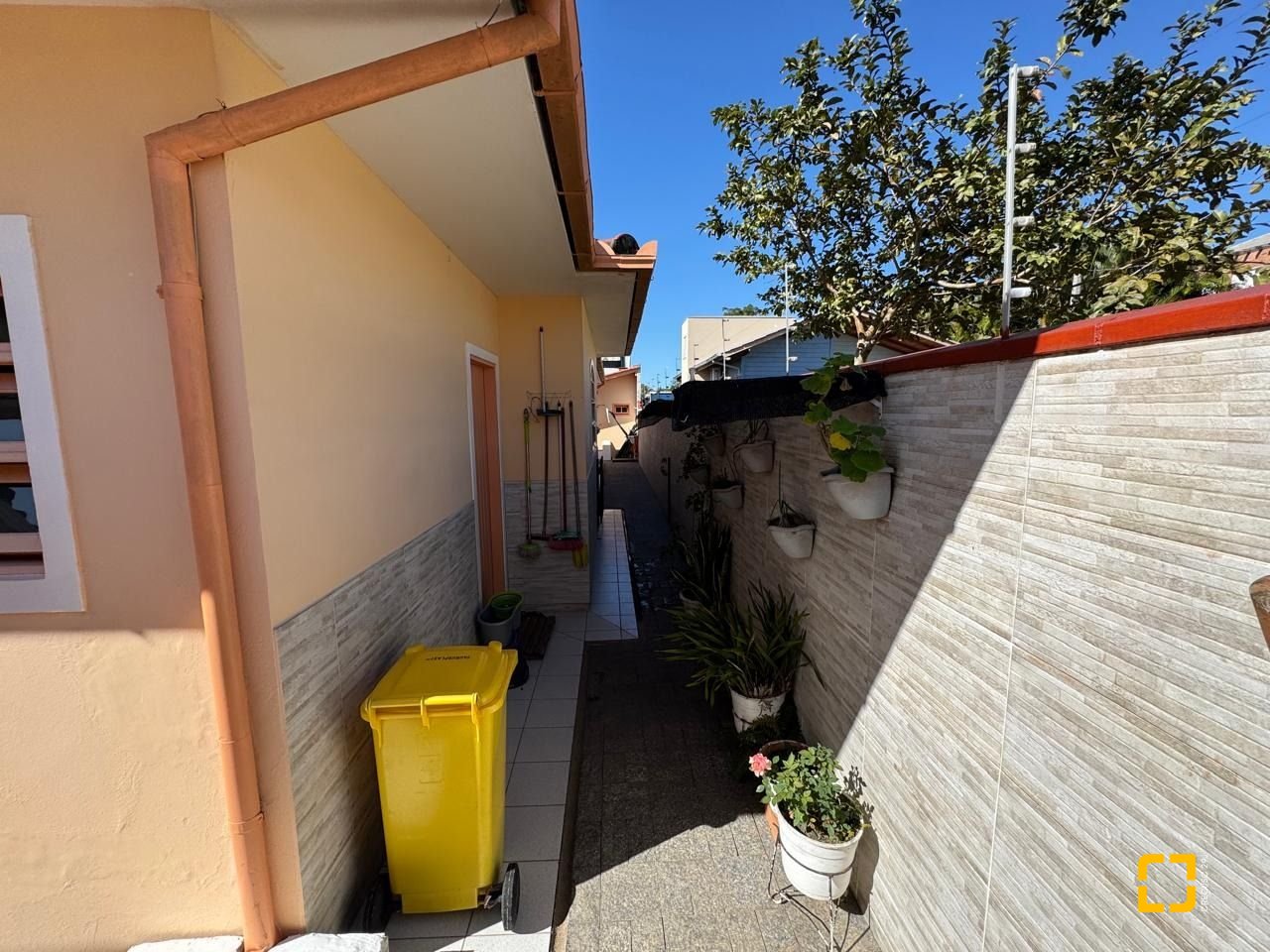 Casa com 235m², 4 quartos (sendo 1 suíte), 2 garagens, no bairro Rio Tavares em Florianópolis