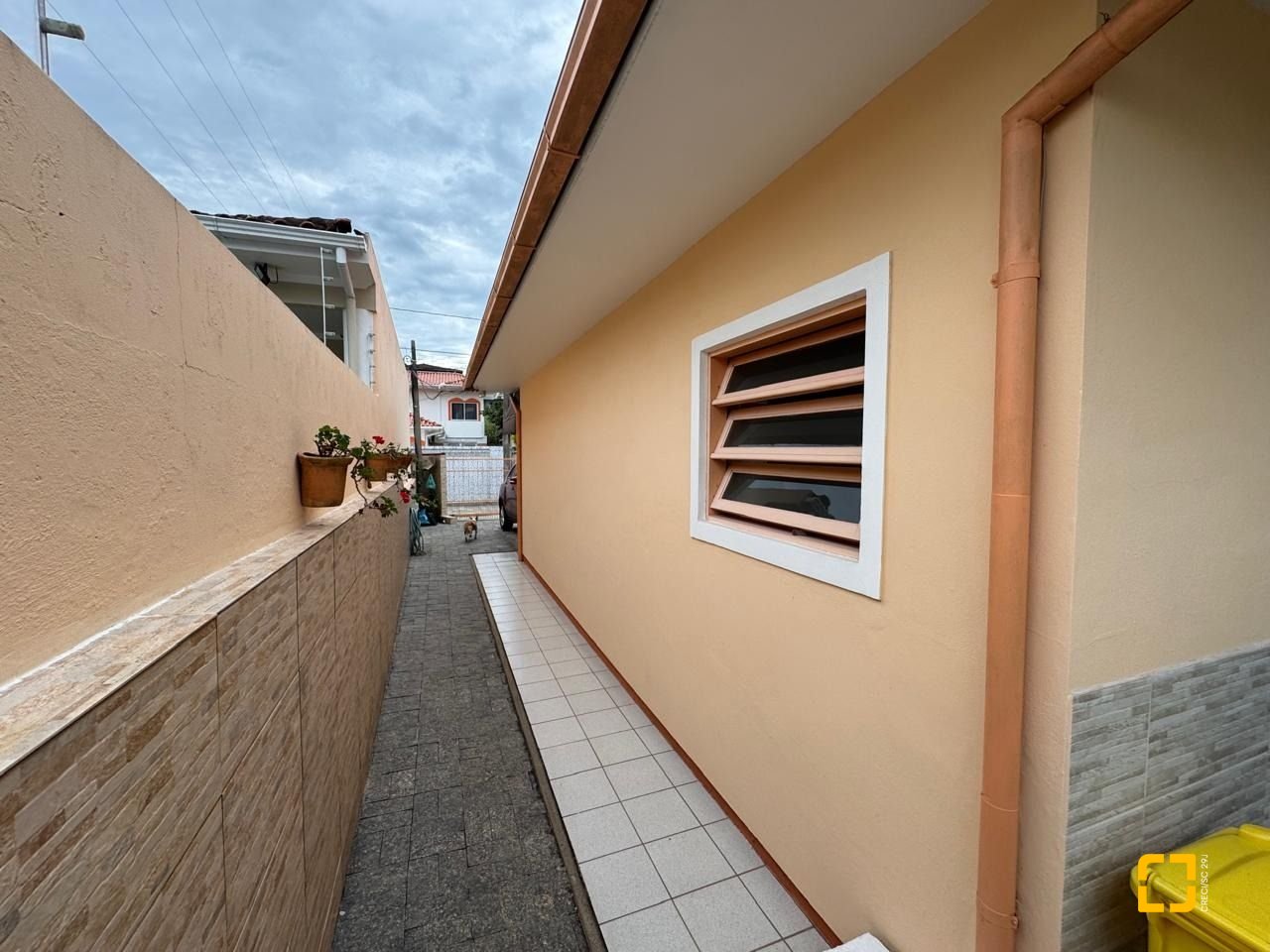 Casa com 235m², 4 quartos (sendo 1 suíte), 2 garagens, no bairro Rio Tavares em Florianópolis