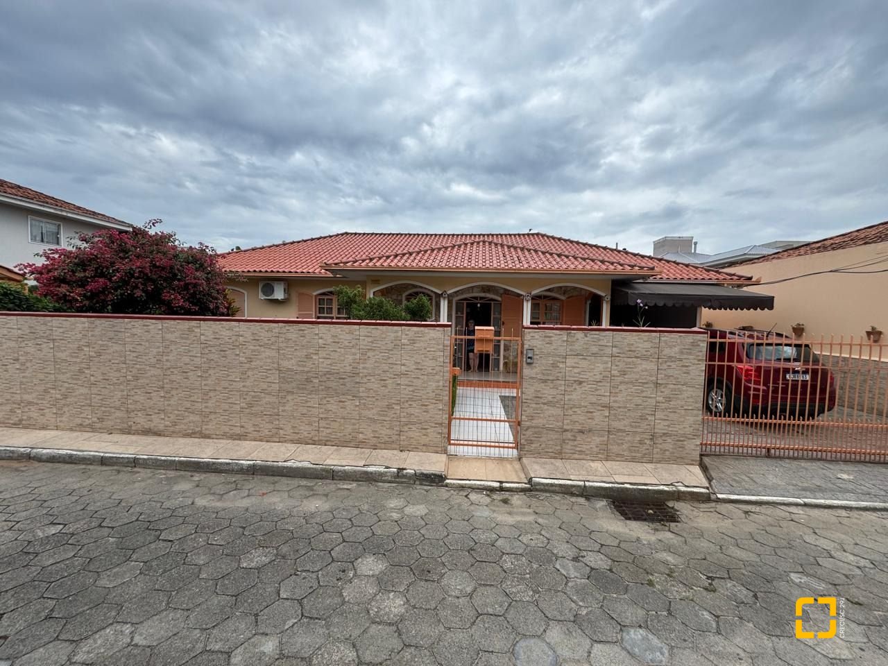 Casa com 235m², 4 quartos (sendo 1 suíte), 2 garagens, no bairro Rio Tavares em Florianópolis