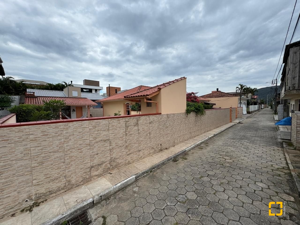Casa com 235m², 4 quartos (sendo 1 suíte), 2 garagens, no bairro Rio Tavares em Florianópolis