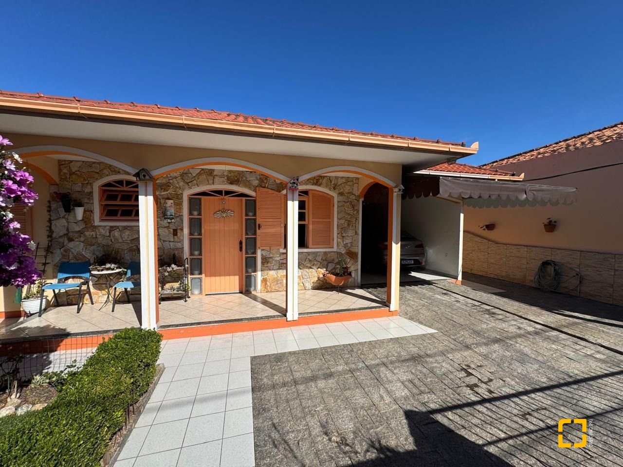 Casa com 235m², 4 quartos (sendo 1 suíte), 2 garagens, no bairro Rio Tavares em Florianópolis