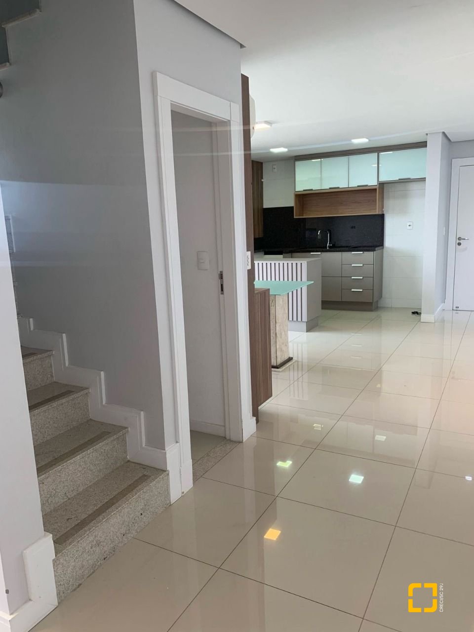 Cobertura com 129m², 6 quartos (sendo 3 suítes), 2 garagens, no bairro Estreito em Florianópolis