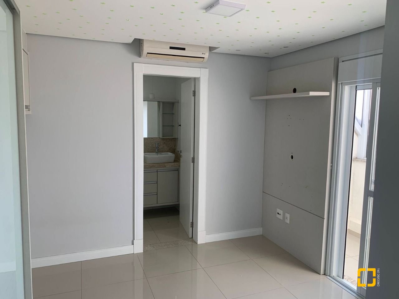 Cobertura com 129m², 6 quartos (sendo 3 suítes), 2 garagens, no bairro Estreito em Florianópolis