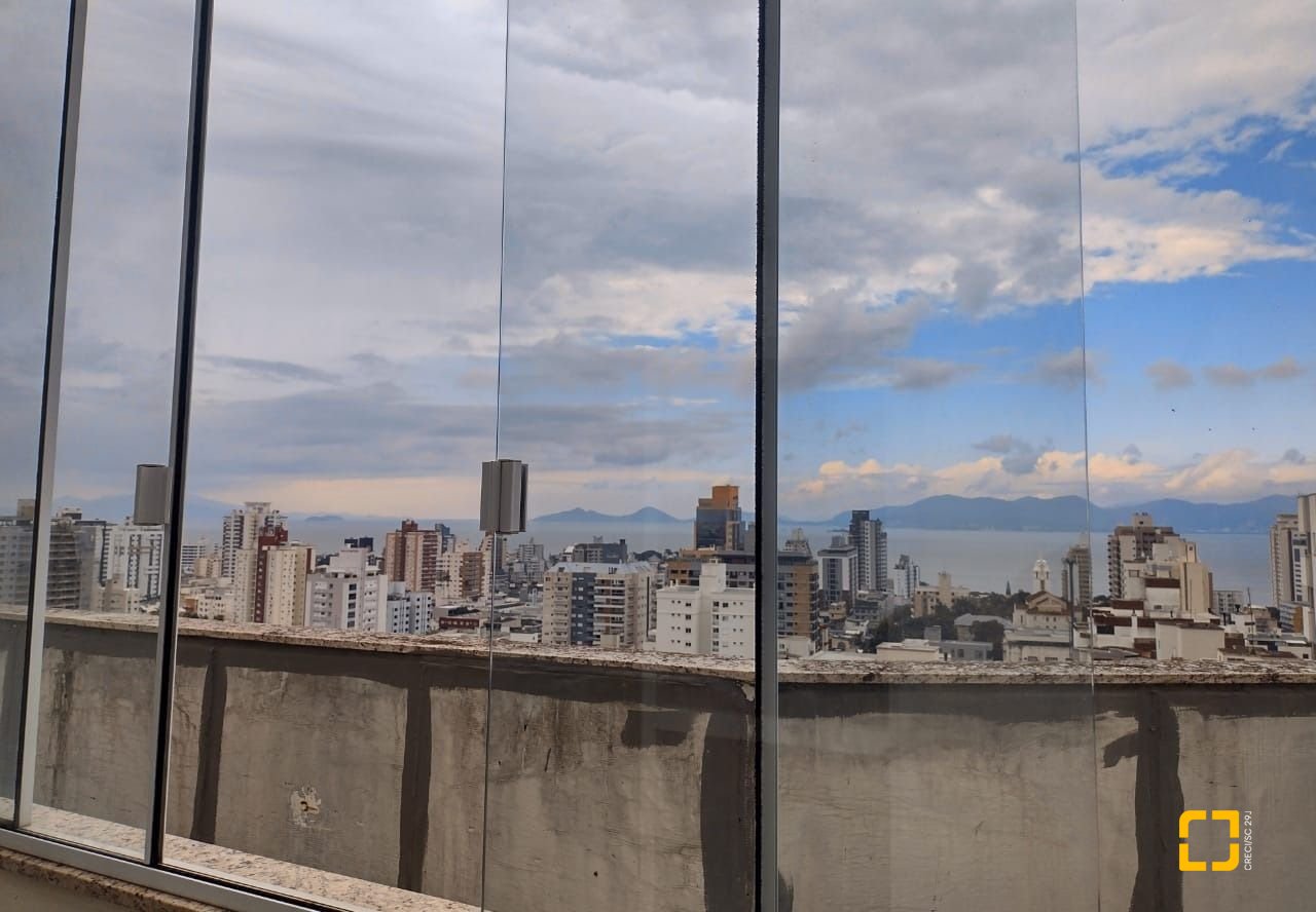 Cobertura com 129m², 6 quartos (sendo 3 suítes), 2 garagens, no bairro Estreito em Florianópolis