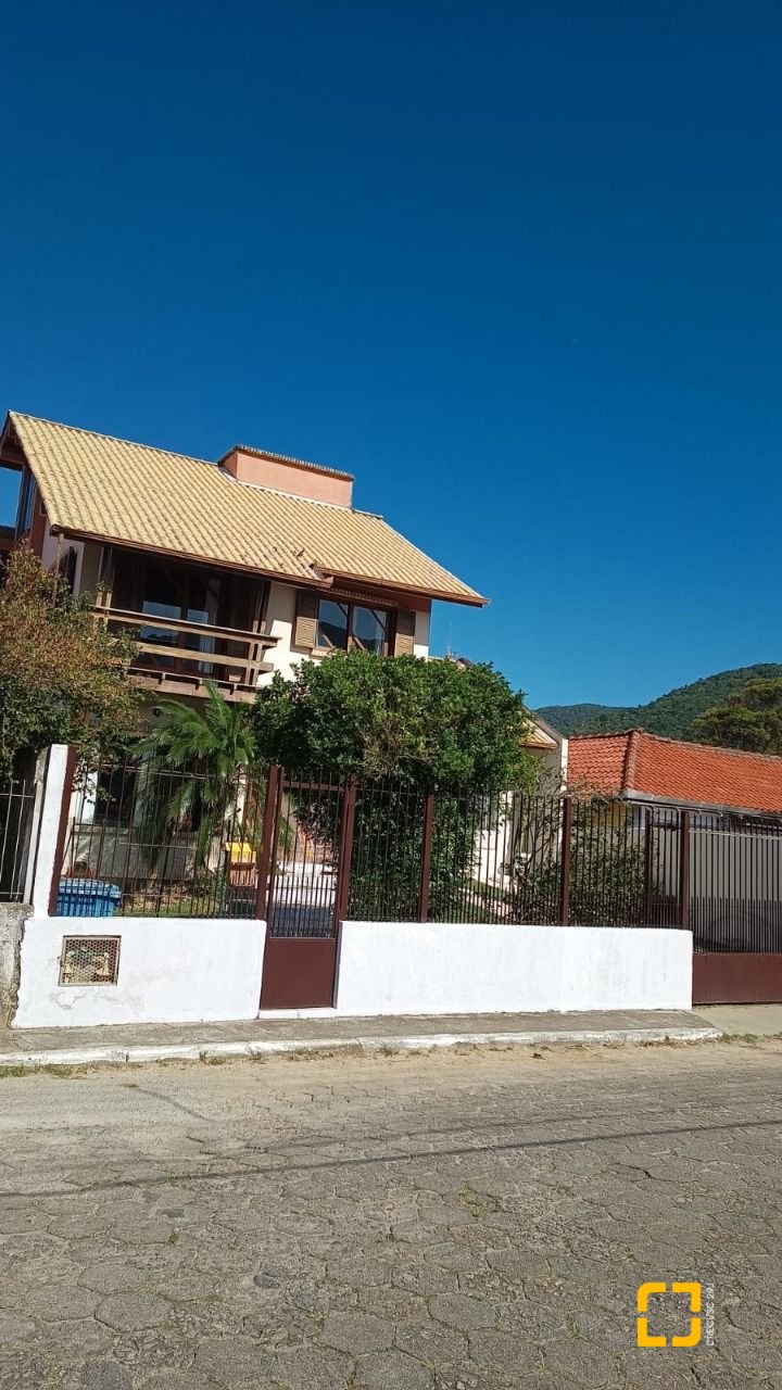 Casa com 218m², 6 quartos (sendo 1 suíte), 2 garagens, no bairro Armação do Pantano do Sul em Florianópolis