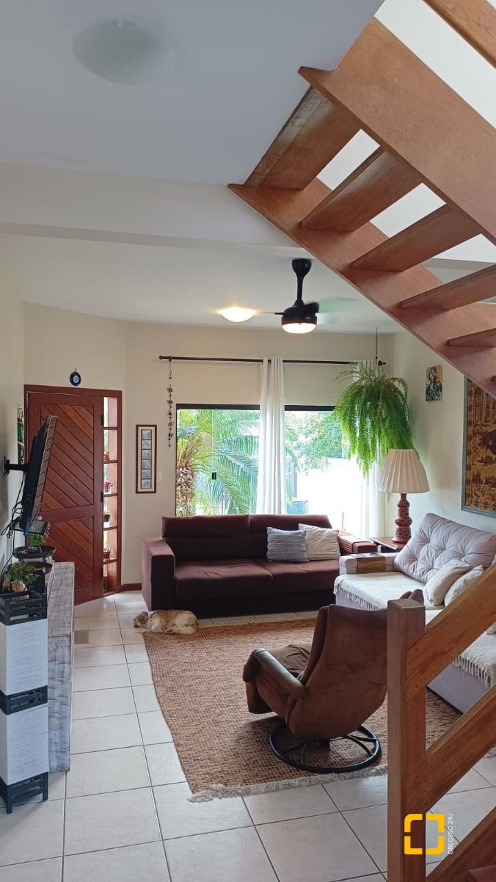 Casa com 218m², 6 quartos (sendo 1 suíte), 2 garagens, no bairro Armação do Pantano do Sul em Florianópolis