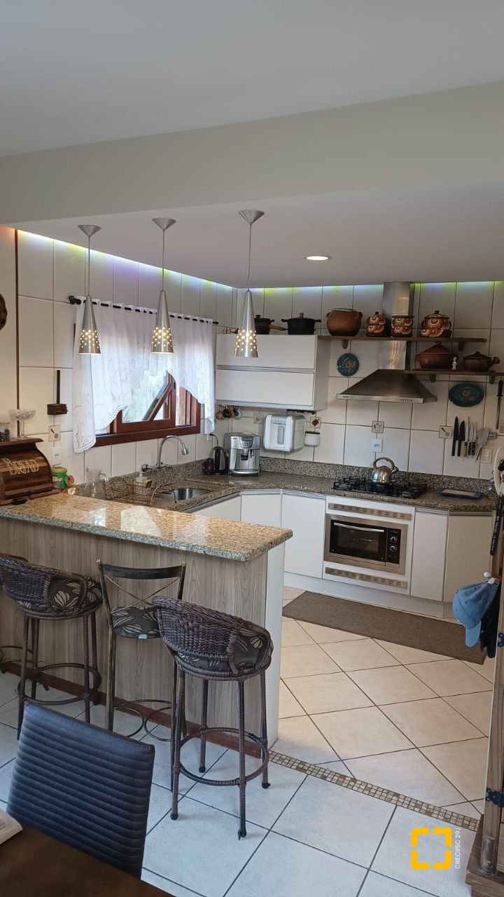 Casa com 218m², 6 quartos (sendo 1 suíte), 2 garagens, no bairro Armação do Pantano do Sul em Florianópolis