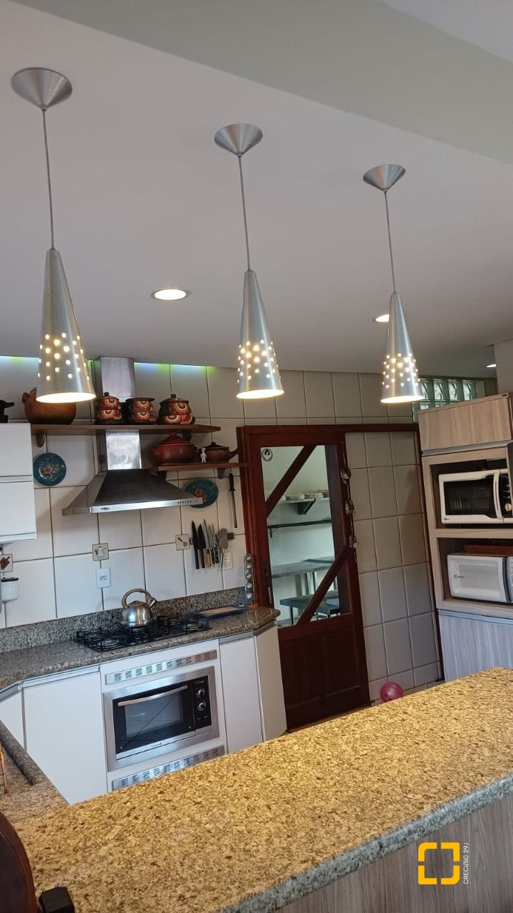 Casa com 218m², 6 quartos (sendo 1 suíte), 2 garagens, no bairro Armação do Pantano do Sul em Florianópolis