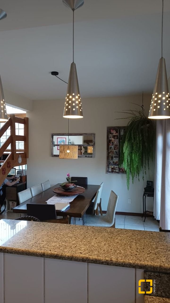 Casa com 218m², 6 quartos (sendo 1 suíte), 2 garagens, no bairro Armação do Pantano do Sul em Florianópolis