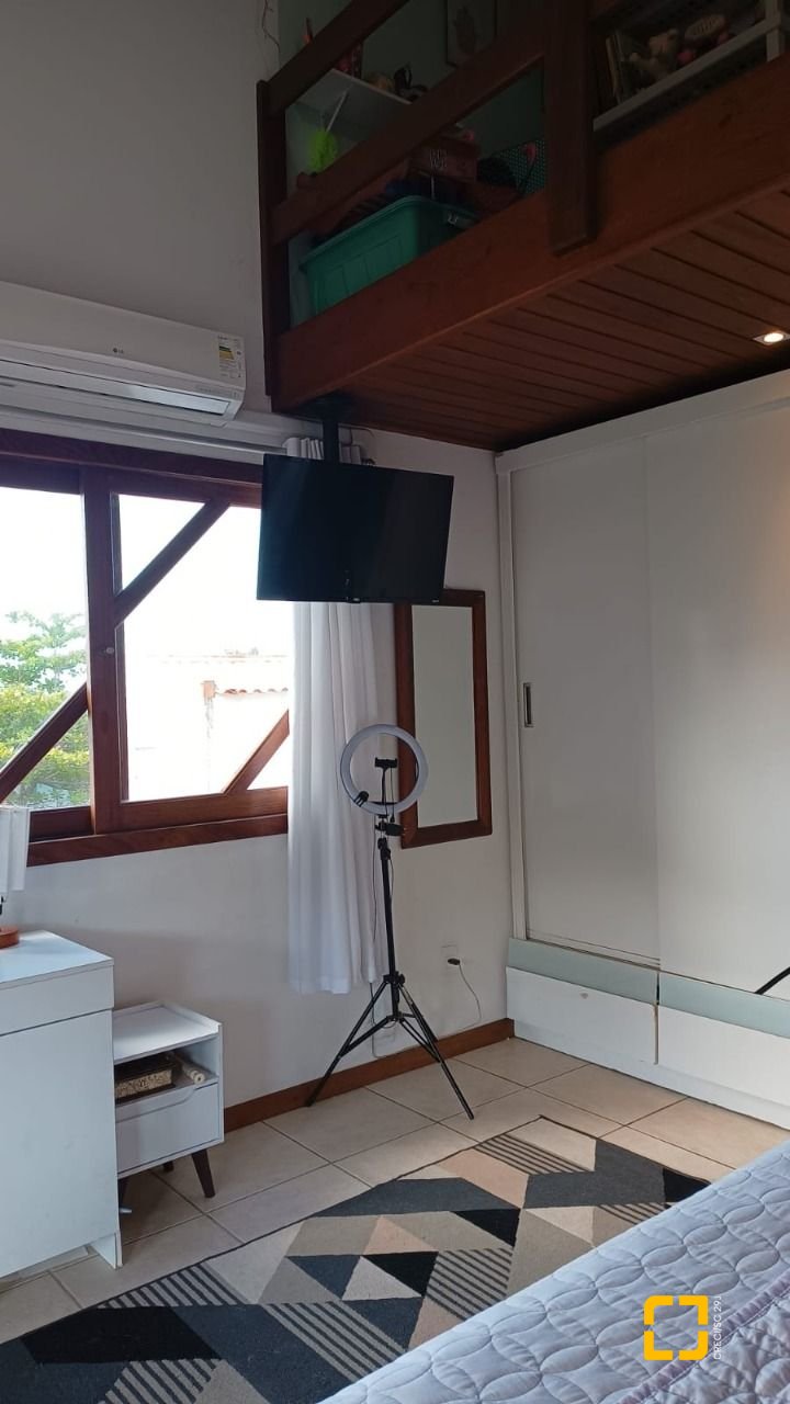 Casa com 218m², 6 quartos (sendo 1 suíte), 2 garagens, no bairro Armação do Pantano do Sul em Florianópolis