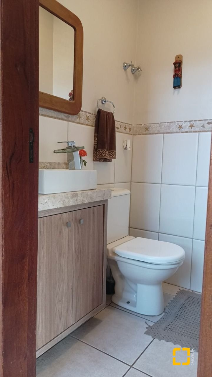 Casa com 218m², 6 quartos (sendo 1 suíte), 2 garagens, no bairro Armação do Pantano do Sul em Florianópolis