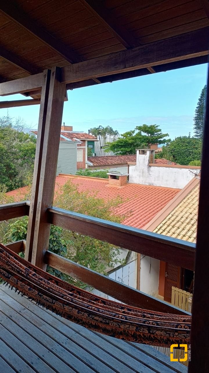Casa com 218m², 6 quartos (sendo 1 suíte), 2 garagens, no bairro Armação do Pantano do Sul em Florianópolis