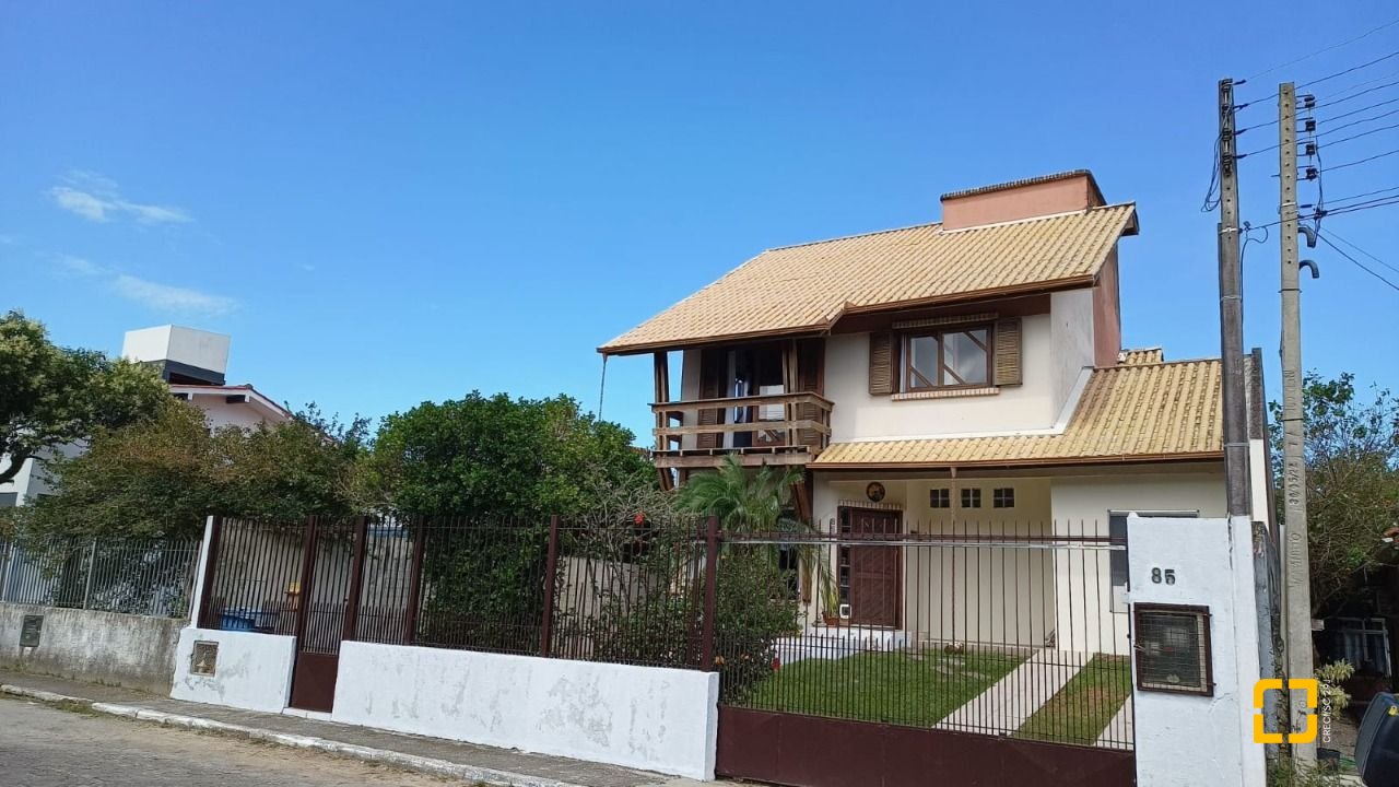 Casa com 218m², 6 quartos (sendo 1 suíte), 2 garagens, no bairro Armação do Pantano do Sul em Florianópolis