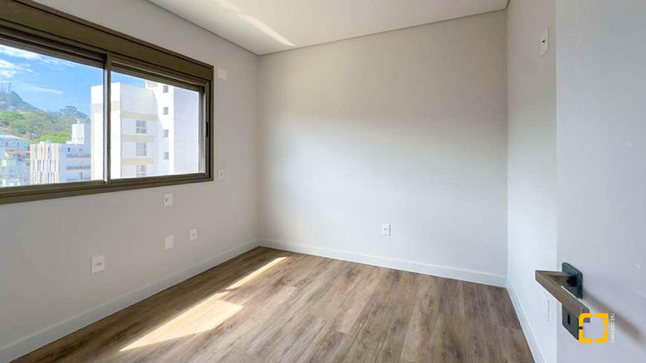 Apartamento com 74m², 4 quartos (sendo 1 suíte), 1 garagem, no bairro Carvoeira em Florianópolis