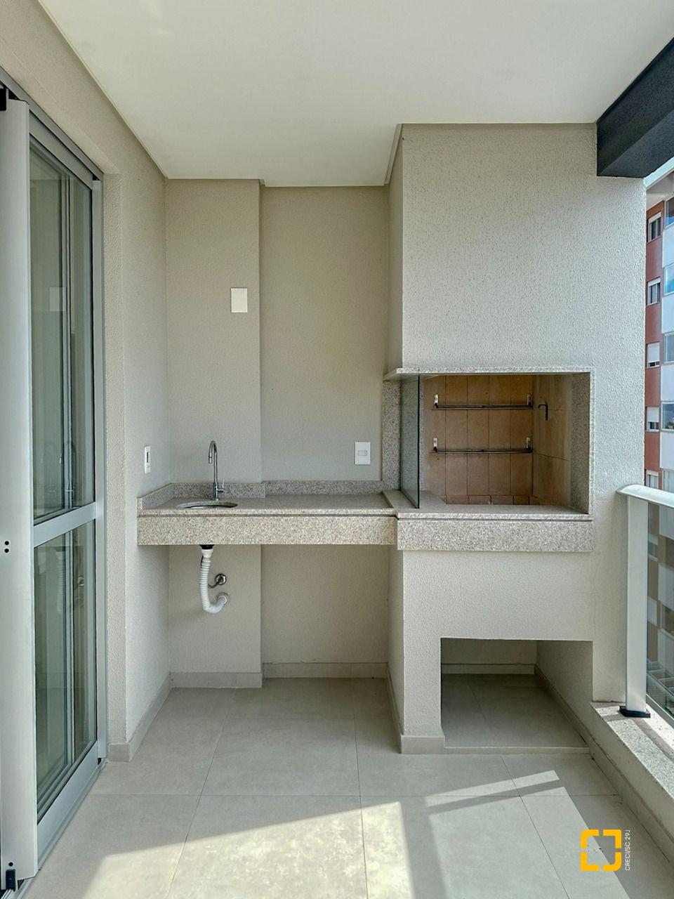 Apartamento com 111m², 3 quartos (sendo 1 suíte), 2 garagens, no bairro Estreito em Florianópolis
