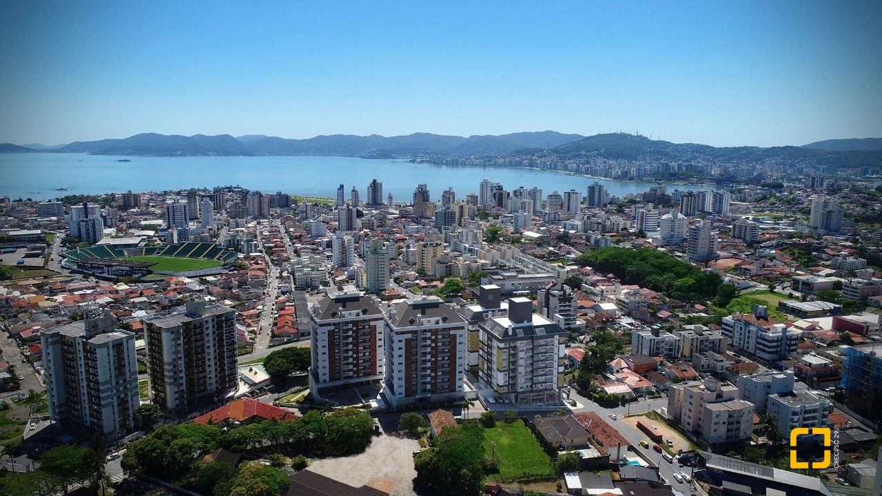Apartamento com 111m², 3 quartos (sendo 1 suíte), 2 garagens, no bairro Estreito em Florianópolis