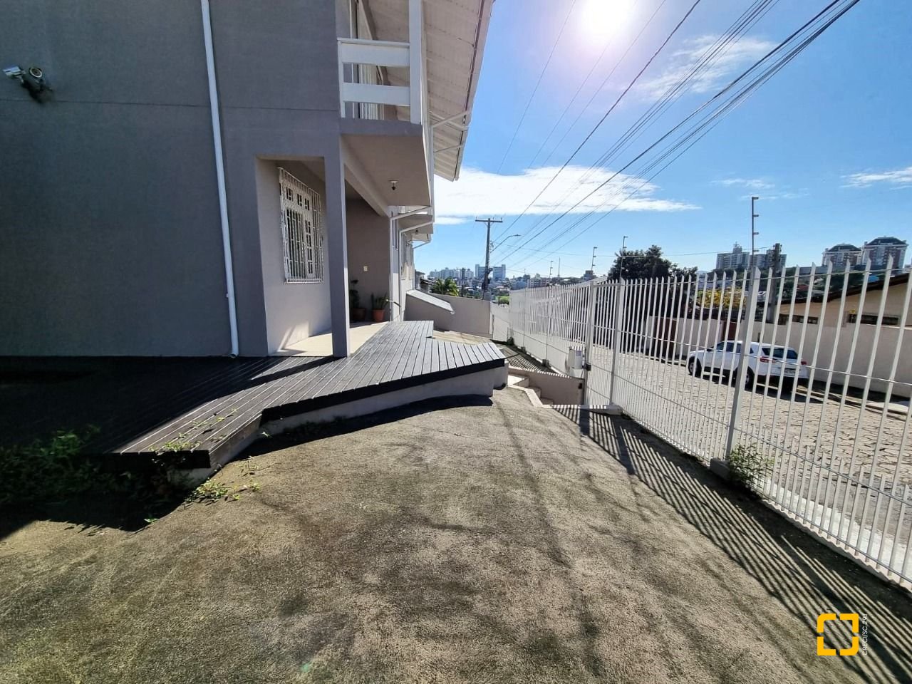 Casa com 288m², 6 quartos (sendo 2 suítes), 4 garagens, no bairro Coloninha em Florianópolis