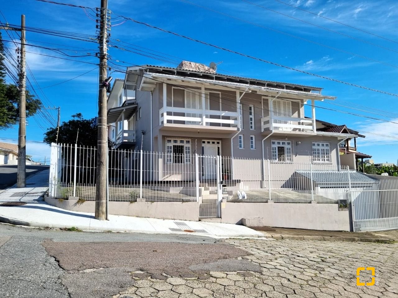 Casa com 288m², 6 quartos (sendo 2 suítes), 4 garagens, no bairro Coloninha em Florianópolis