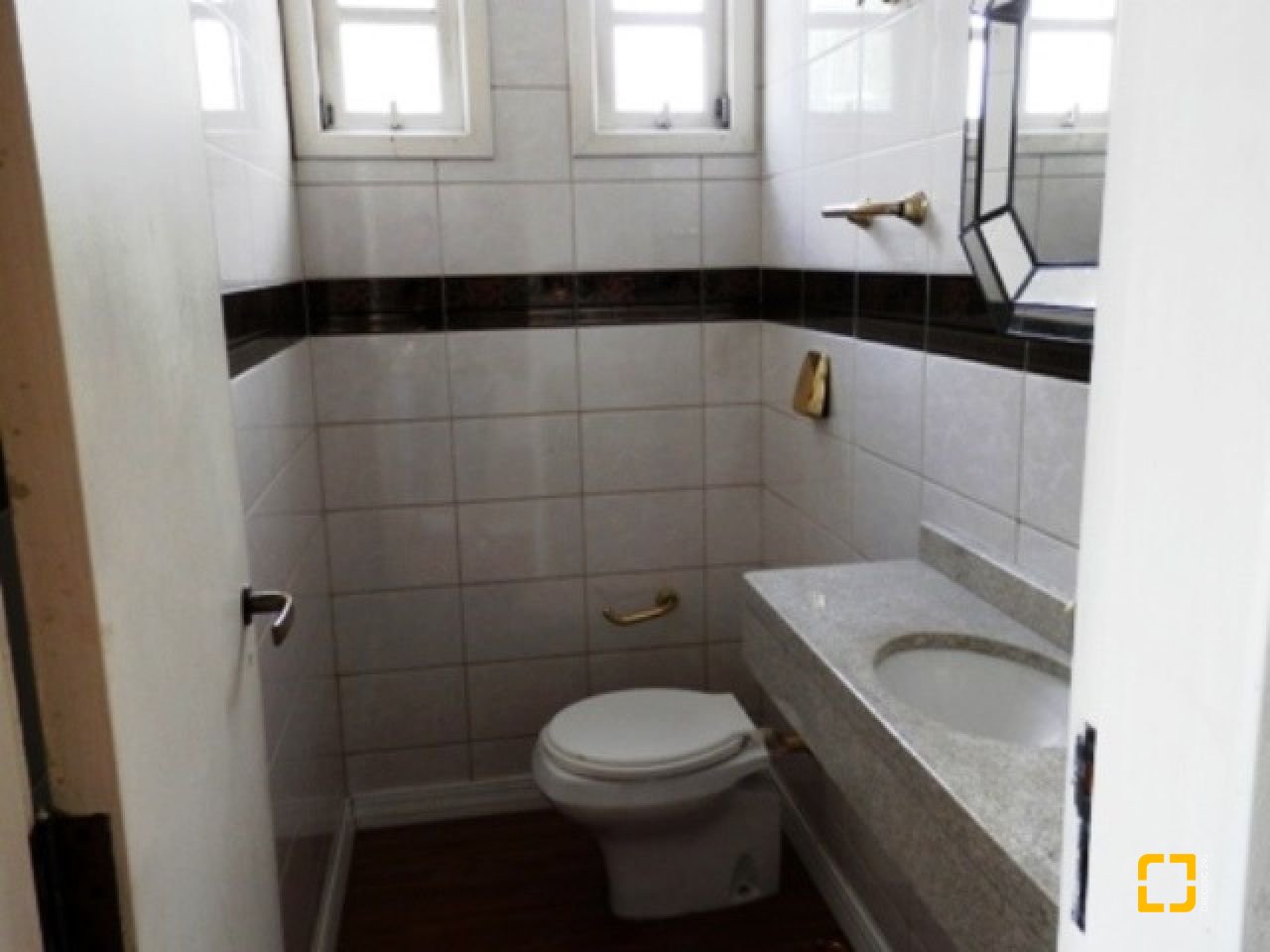 Casa com 288m², 6 quartos (sendo 2 suítes), 4 garagens, no bairro Coloninha em Florianópolis