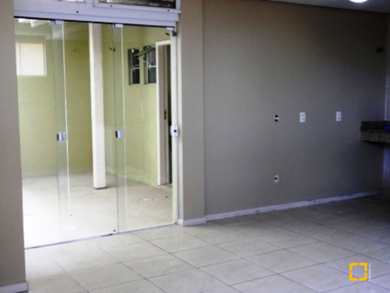 Casa com 288m², 6 quartos (sendo 2 suítes), 4 garagens, no bairro Coloninha em Florianópolis