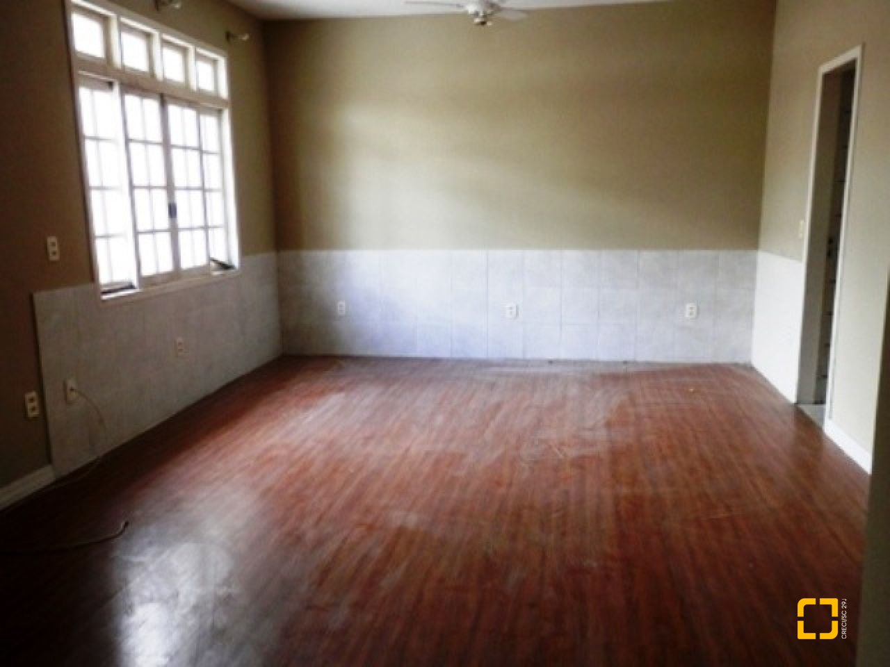 Casa com 288m², 6 quartos (sendo 2 suítes), 4 garagens, no bairro Coloninha em Florianópolis